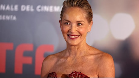 Sharon Stone: “Gli uomini bravi devono aiutare le donne, non si può girare lo sguardo altrove”