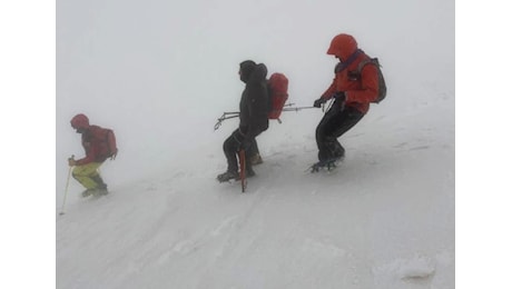 Escursionisti in difficoltà sul Gran Sasso: soccorsi difficili in corso