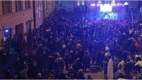 Capodanno, la piazza diventa una discoteca. E arriva lo stop per i botti fino allla Befana