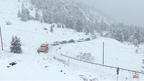 Il serpentone di auto bloccate, sorprese dalla forte nevicata