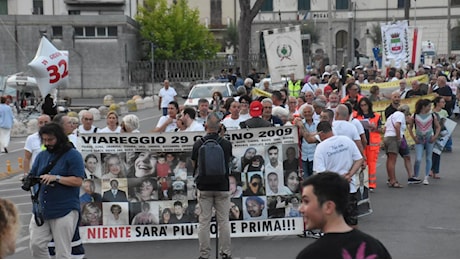 Strage di Viareggio, il corteo e il ricordo: “Le vittime del disastro sono martiri”
