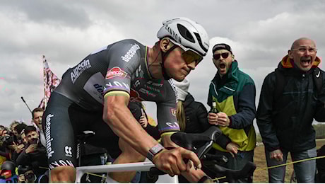 Ciclismo: Parigi-Roubaix, trionfa van der Poel e secondo Pogacar