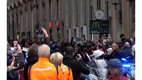 Roma, attivista spagnola tenta di avventarsi su auto corteo del Papa: bloccata