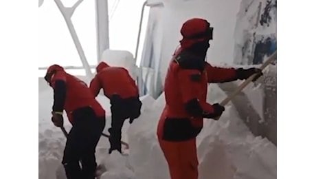 Gran Sasso, sospese le ricerche degli alpinisti: soccorritori rientrati dopo 2 giorni