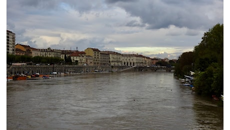 Maltempo Piemonte, il fiume Po allaga parte dei Murazzi a Torino