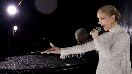 Céline Dion alle Olimpiadi Parigi 2024: il look shimmer di Dior per l'inno d'amore
