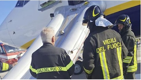 Paura sul volo Ryanair Brindisi-Torino, passeggeri evacuati con lo scivolo