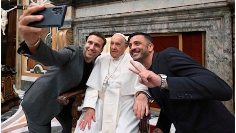 Papa Francesco in udienza con i comici di tutto il mondo apre all'ironia: Si può ridere anche di Dio