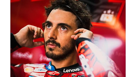 [VIDEO] Pecco Bagnaia furioso nel backstage di Barcellona: Ma porca pu*tana, non riesco a provare una ca*zo di partenza! Non rallenterò gli altri in gara...