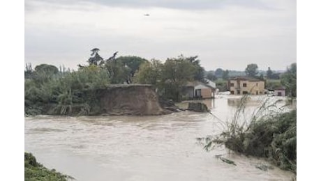 Maltempo Emilia-Romagna, fiume Lamone rompe argine a Traversara