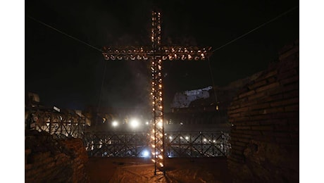 Papa ha preparato meditazioni Via Crucis al Colosseo, sarà guidata dal card. Reina