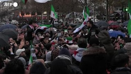 Siria, centinaia di manifestanti festeggiano a Parigi e Londra la caduta di Assad