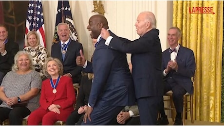 Magic Johnson si abbassa per ricevere la medaglia da Biden: quante risate