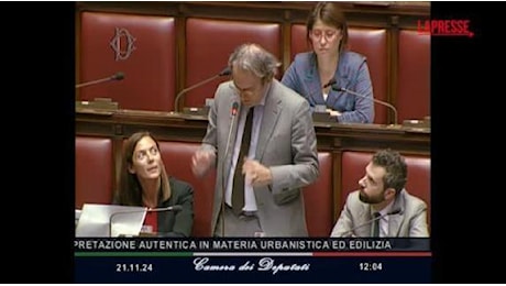 Bonelli canta in aula «via Gluck» di Celentano, Rampelli lo richiama: «Per fortuna è intonato»