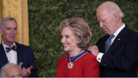 Da Hillary a Soros fino a Bono Vox . Biden premia gli avversari di Trump