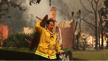 L’inferno a Los Angeles: caldo africano e venti devastanti, il clima malato piega la California