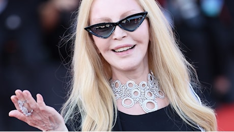 Patty Pravo al Festival di Venezia 2024 con le sneakers nere sul red carpet è iconic