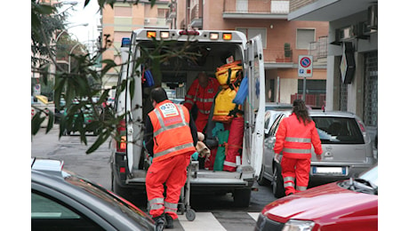 Vigile investito davanti alla scuola elementare a Civitanova, stava dirigendo il traffico