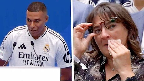 Mbappé vede la mamma piangere durante la presentazione col Real Madrid: fa il gesto che sognava da anni