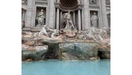 Torna l'acqua nella Fontana di Trevi, ma restano gli accessi contingentati: '400 persone alla volta'