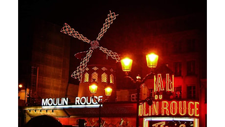 Il Moulin Rouge recupera le pale e torna a splendere (in attesa del passaggio della torcia olimpica)