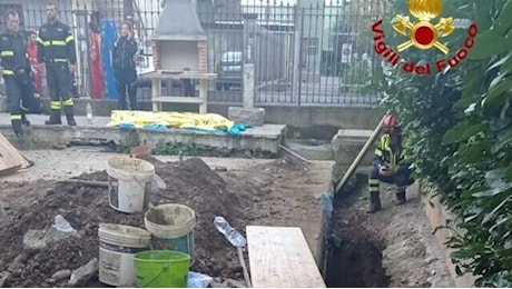 Milano, Cede il terreno del giardino di casa e risucchia un uomo di 61 anni