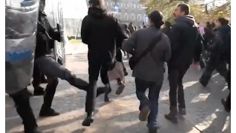 Torino, il video del poliziotto che fa lo sgambetto a uno studente durante il corteo. La Russa: «Fermiamo qualsiasi escalation»