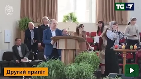 Sumy: lo straziante video dell’attacco russo dall’interno della chiesa durante la messa