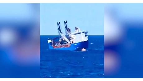 Il video della nave cargo russa Ursa Major mentre affonda al largo della Spagna: l’imbarcazione inclinata su un fianco