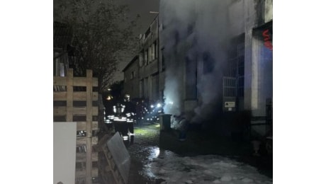 Incendio in un'officina in via Lisiade Pedroni, evacuate dieci persone da uno stabile per il fumo