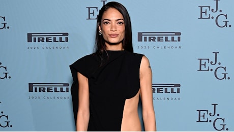 Calendario Pirelli, il gala a Londra: da Elodie e Andrea Iannone all’artista in cellophane, i look