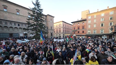 Bologna, la marcia per la pace: centinaia in piazza Nettuno ma manca la comunità ebraica