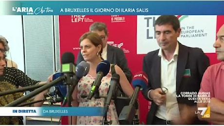 Le prime dichiarazioni di Ilaria Salis a Bruxelles: «Sono contentissima di essere qui»