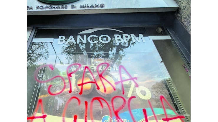Il corteo pacifista: Spara a Giorgia - il Giornale Il corteo pacifista: Spara a Giorgia - il Giornale