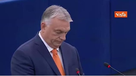 La sinistra canta Bella Ciao contro Orban all'Europarlamento, Metsola: Sembra la Casa di Carta