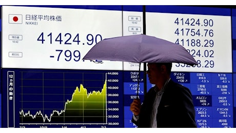Borsa di Tokyo in calo (-2%) dai massimi storici a causa dei chip e per l’intervento sullo yen