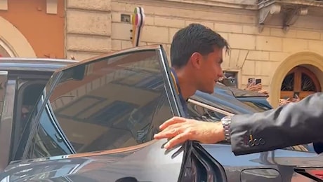 VIDEO - Dybala a Via del Corso per il lancio del terzo kit: presenti centinaia di tifosi