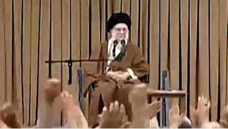 Iran, Khamenei attacca Netanyahu: Dovrebbe essere condannato a morte