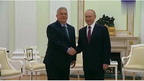 L'arrivo di Viktor Orban a Mosca e la stretta di mano con Vladimir Putin