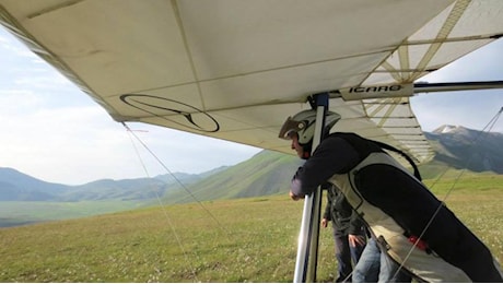 Deltaplano precipita in fase di decollo a Montemezzo, nel Comasco: muore Matteo Lisignoli istruttore di volo di 60 anni, ferito un turista americano di 27 anni