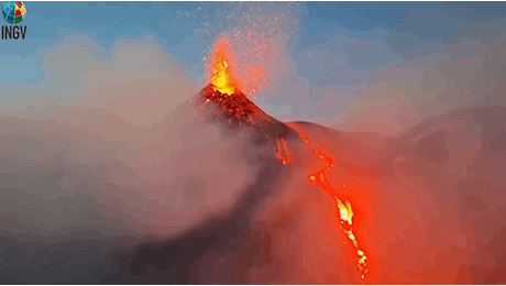 VIDEO | L’Etna torna a farsi sentire: nuove fontane di lava ed emissioni di cenere