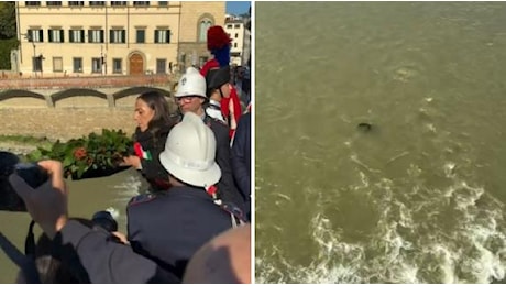 Alluvione di Firenze 4 novembre 1966, il ricordo 58 anni dopo: la sindaca Funaro lancia una corona di alloro in Arno