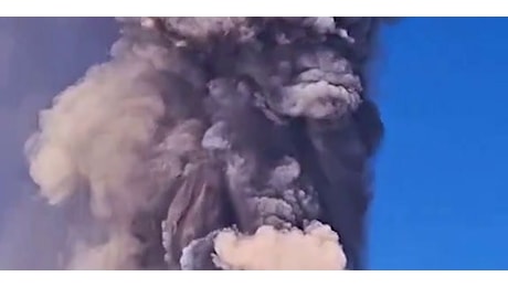 Etna, nube vulcanica sparge cenere per chilometri: sospesi i voli I video