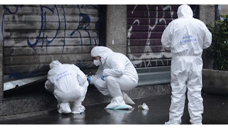 Milano, rapina un bar in via da Cermenate: il titolare lo uccide a colpi di forbici in strada