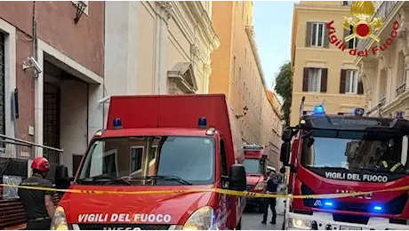 Precipita ascensore in un palazzo vicino alla Fontana di Trevi, un morto