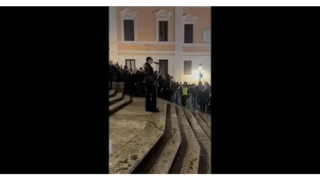 Achille Lauro, concerto in Piazza di Spagna a sorpresa per il lancio del nuovo album Comuni Mortali in uscita il 18 aprile - VIDEO