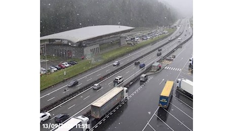 Freddo e neve, assaggio d’inverno in Alto Adige: fiocchi al passo del Brennero