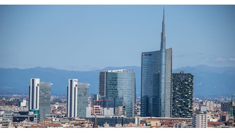 Evacuata la torre Unicredit a Milano per un guasto: decine di persone in piazza Gae Aulenti