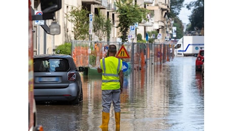Operai bucano acquedotto a Milano: strada allagata e 400 famiglie senza acqua