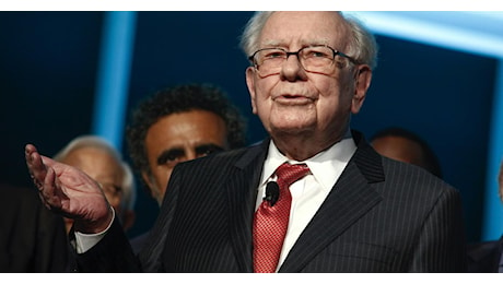 Warren Buffett seduto su una montagna di cash da 325 miliardi di dollari